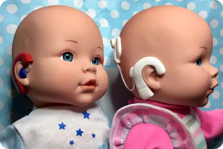 عروسک با معلولیت ناشنوایی برای کودکان ناشنوا