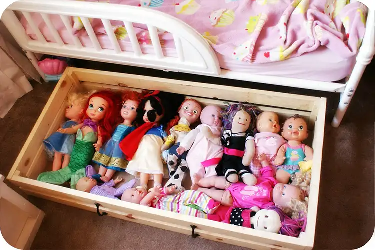 ایده چیدمان عروسک ها در زیر تخت